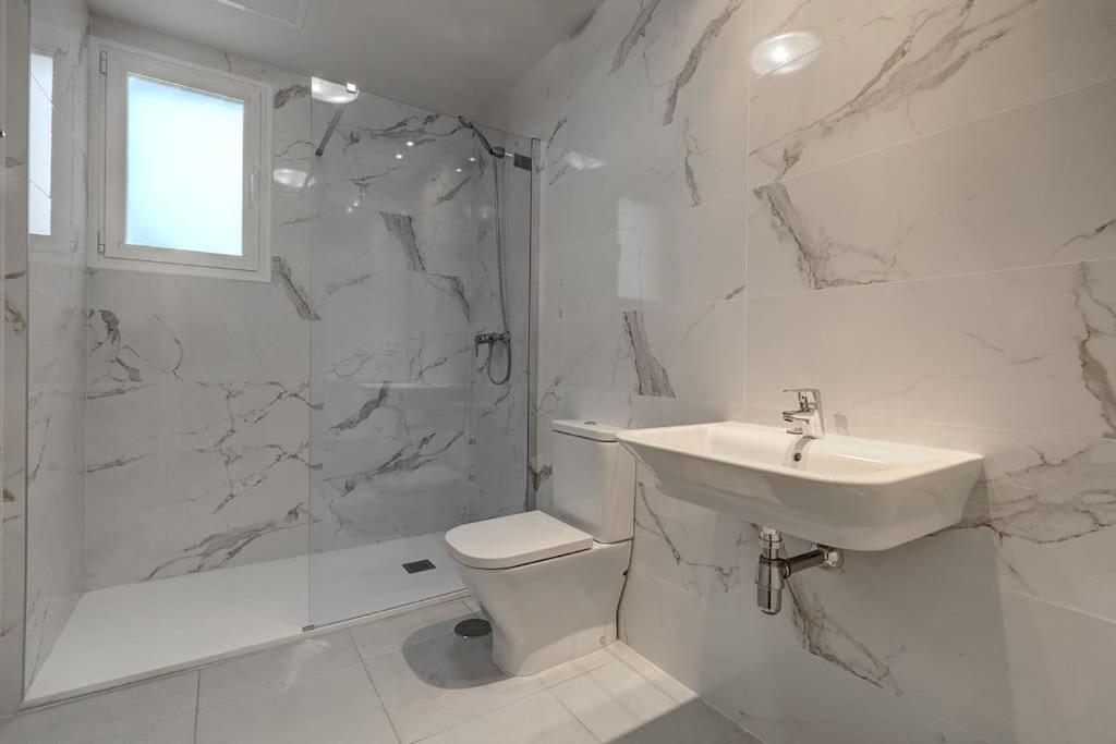 Brand New Modern Ground Floor In With Rooftop Pool And Gym Apartment
