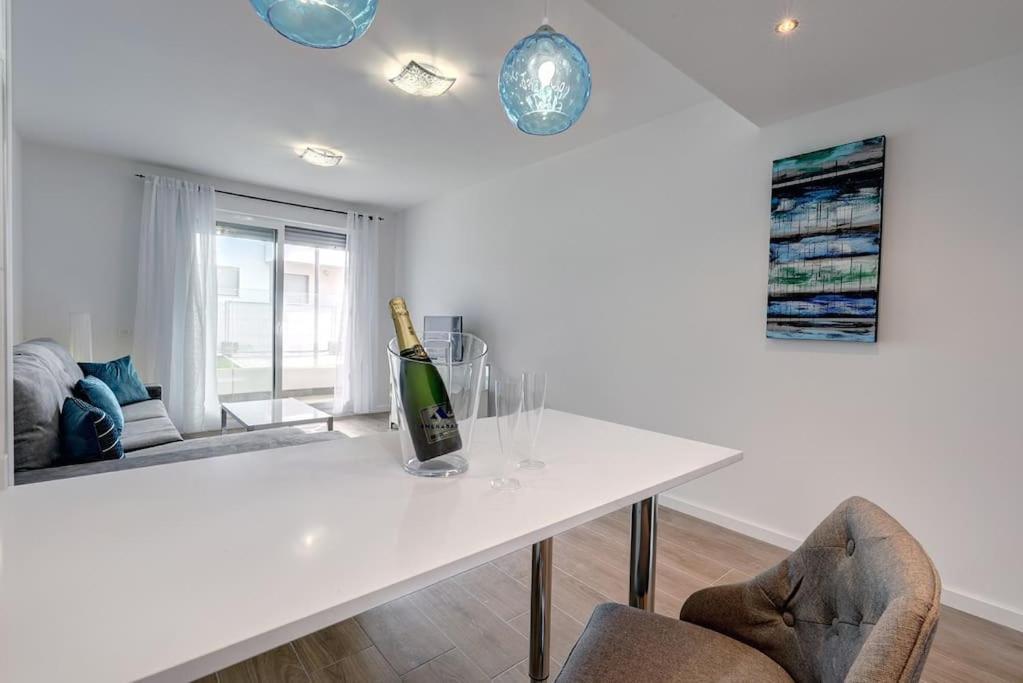 Brand New Modern Ground Floor In With Rooftop Pool And Gym *