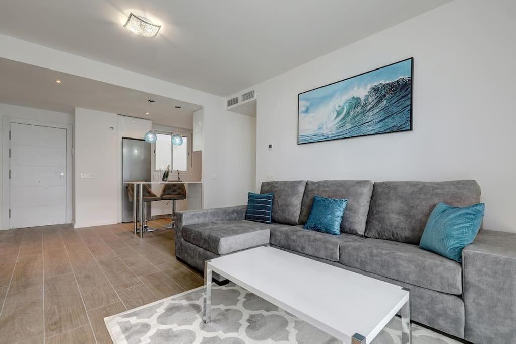 Brand New Modern Ground Floor In With Rooftop Pool And Gym Apartment *