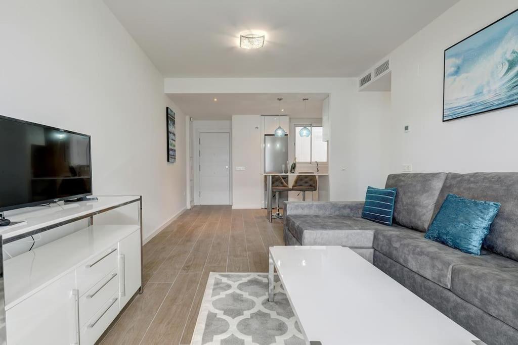 Brand New Modern Ground Floor In With Rooftop Pool And Gym